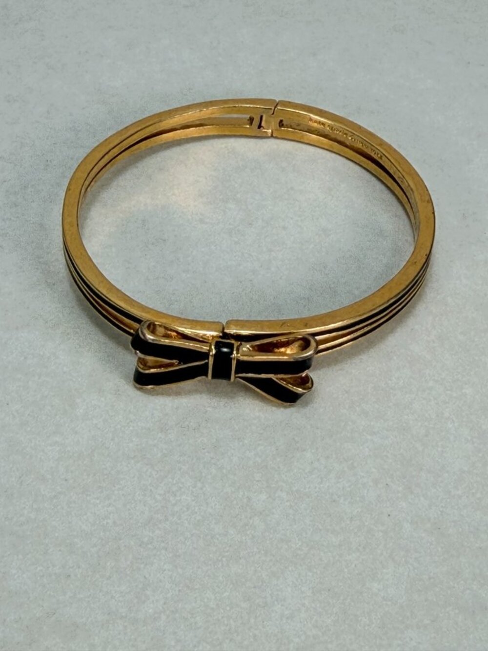 Kate Spade New York Black Enamel Bow Magnetic Hinged Bangle Bracelet Gold Tone - Picture 6 of 6